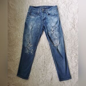 American Eagle Outfitters Mid Rise Destroyed Tomboy Jeans Mediun Wash 2 SHORT